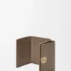 Cartera tríptica Anagram en piel de becerro granulada Taupe