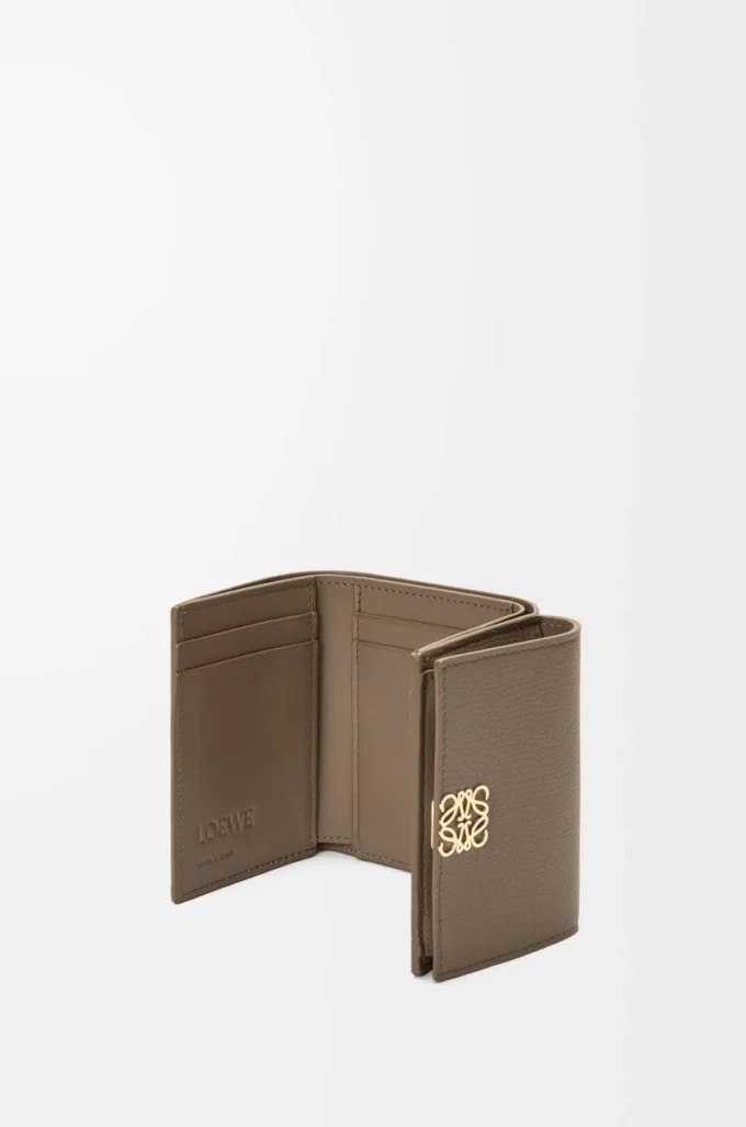 Cartera tríptica Anagram en piel de becerro granulada Taupe