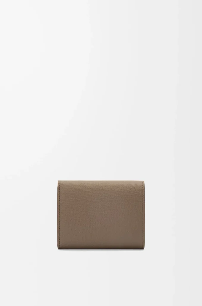 Cartera tríptica Anagram en piel de becerro granulada Taupe