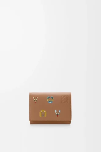 Cartera tríptica Cats en piel de becerro clásica color moca