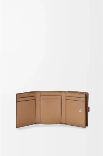 Cartera tríptica en piel de becerro granulada suave Blush/Mahogany