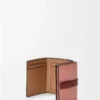 Cartera tríptica en piel de becerro granulada suave Blush/Mahogany