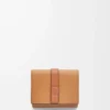 Cartera tríptica en piel de becerro granulada suave color caramelo/beige Cartera tríptica en piel de becerro granulada suave color caramelo/beige