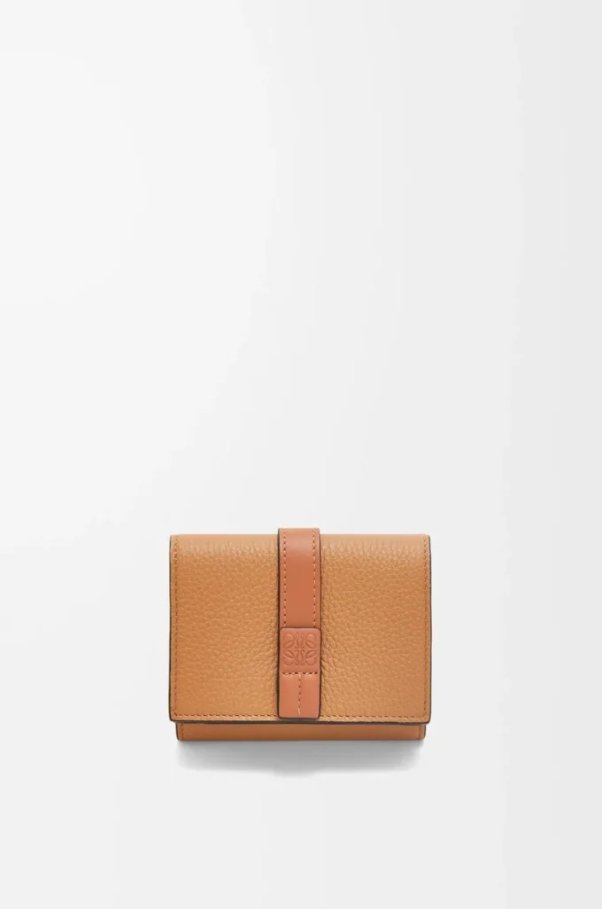Cartera tríptica en piel de becerro granulada suave color caramelo/beige Cartera tríptica en piel de becerro granulada suave color caramelo/beige