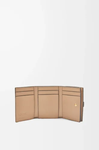 Cartera tríptica en piel de becerro granulada suave color caramelo/beige