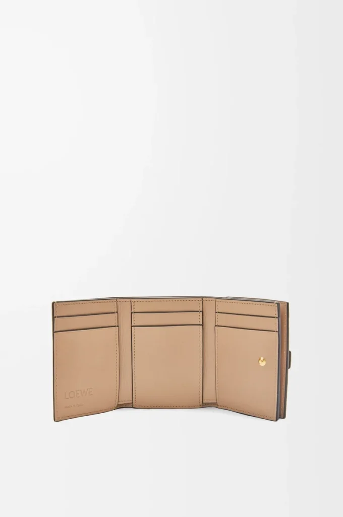 Cartera tríptica en piel de becerro granulada suave color caramelo/beige Cartera tríptica en piel de becerro granulada suave color caramelo/beige