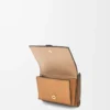 Cartera tríptica en piel de becerro granulada suave color caramelo/beige Cartera tríptica en piel de becerro granulada suave color caramelo/beige