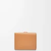 Cartera tríptica en piel de becerro granulada suave color caramelo/beige Cartera tríptica en piel de becerro granulada suave color caramelo/beige