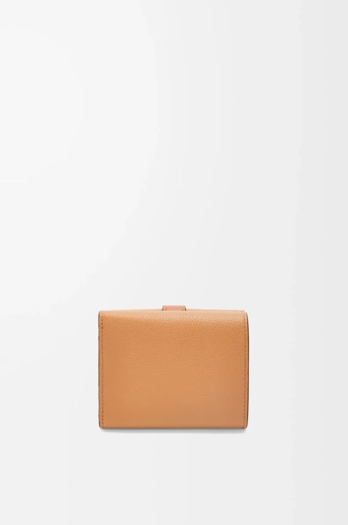 Cartera tríptica en piel de becerro granulada suave color caramelo/beige Cartera tríptica en piel de becerro granulada suave color caramelo/beige