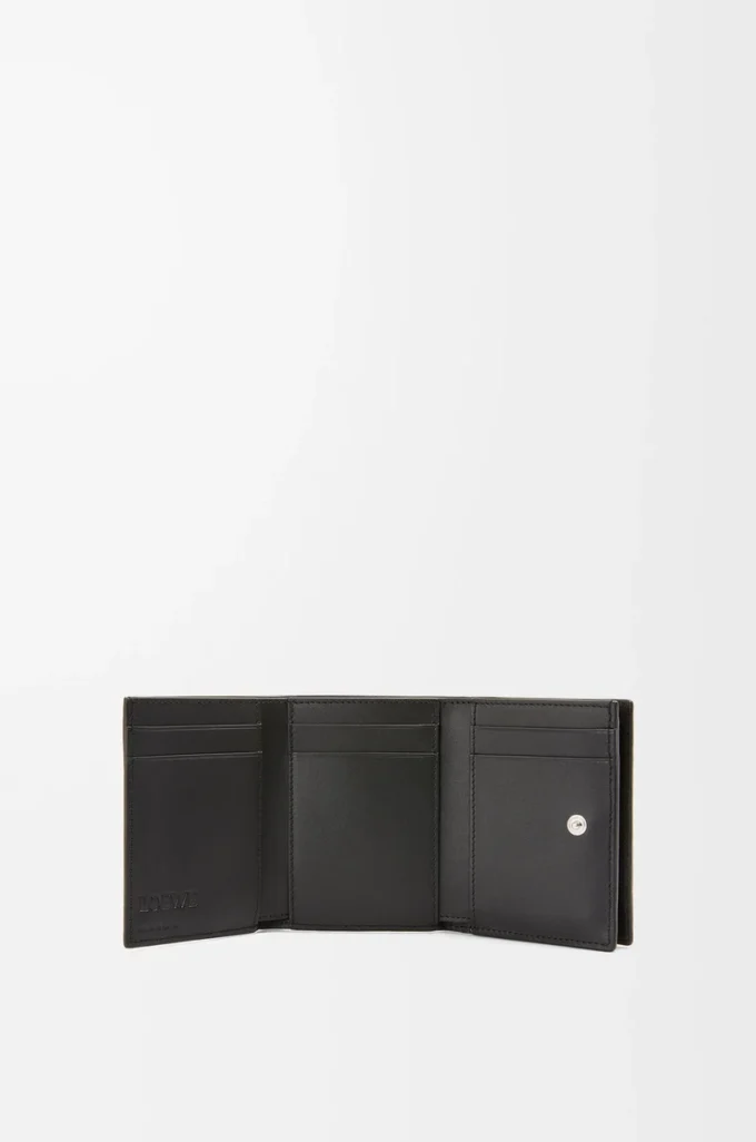 Cartera tríptica en piel de becerro granulada suave, color negro