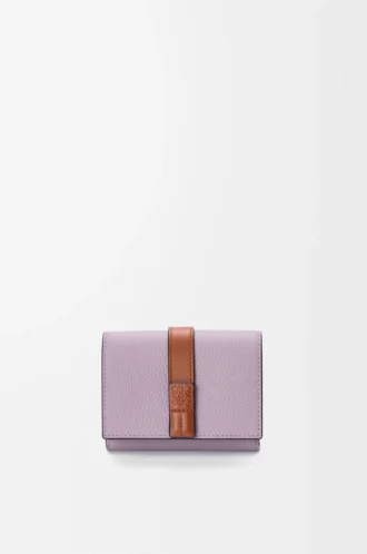 Cartera tríptica en piel de becerro granulada suave Dirty Mauve/Squirrel Cartera tríptica en piel de becerro granulada suave Dirty Mauve/Squirrel