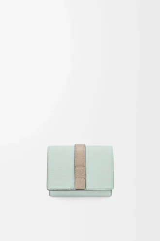 Cartera tríptica en piel de becerro granulada suave Frozen/Arcilla