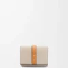 Cartera tríptica en piel de becerro granulada suave Light Oat/Honey