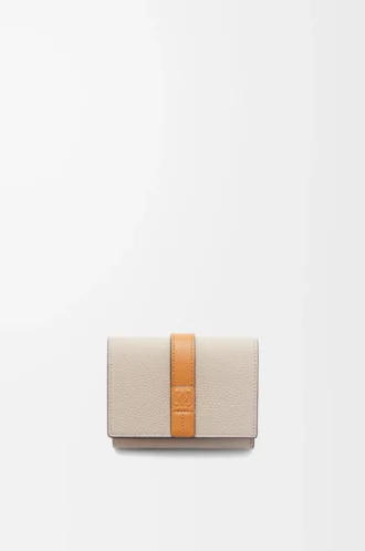 Cartera tríptica en piel de becerro granulada suave Light Oat/Honey