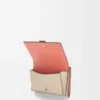 Cartera tríptica en piel de becerro granulada suave Light Oat/Honey
