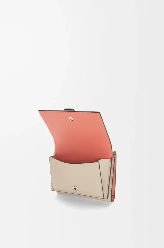 Cartera tríptica en piel de becerro granulada suave Light Oat/Honey