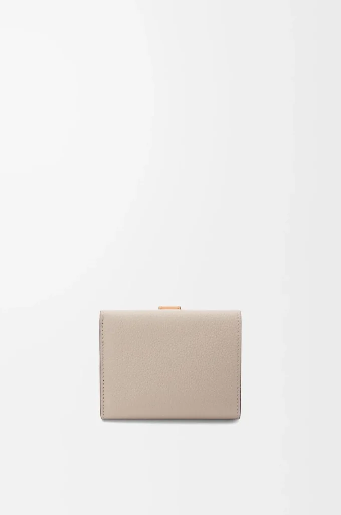 Cartera tríptica en piel de becerro granulada suave Light Oat/Honey