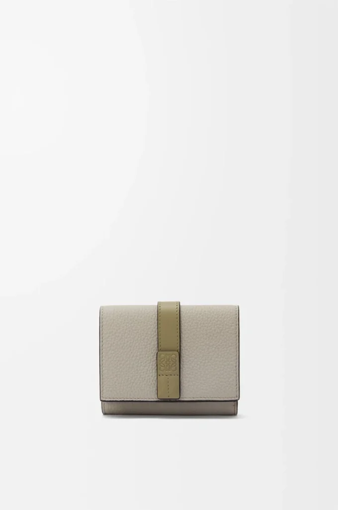 Cartera tríptica en piel de becerro granulada suave Shell Grey/Eucalyptus Cartera tríptica en piel de becerro granulada suave Shell Grey/Eucalyptus