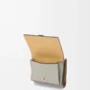 Cartera tríptica en piel de becerro granulada suave Shell Grey/Eucalyptus Cartera tríptica en piel de becerro granulada suave Shell Grey/Eucalyptus