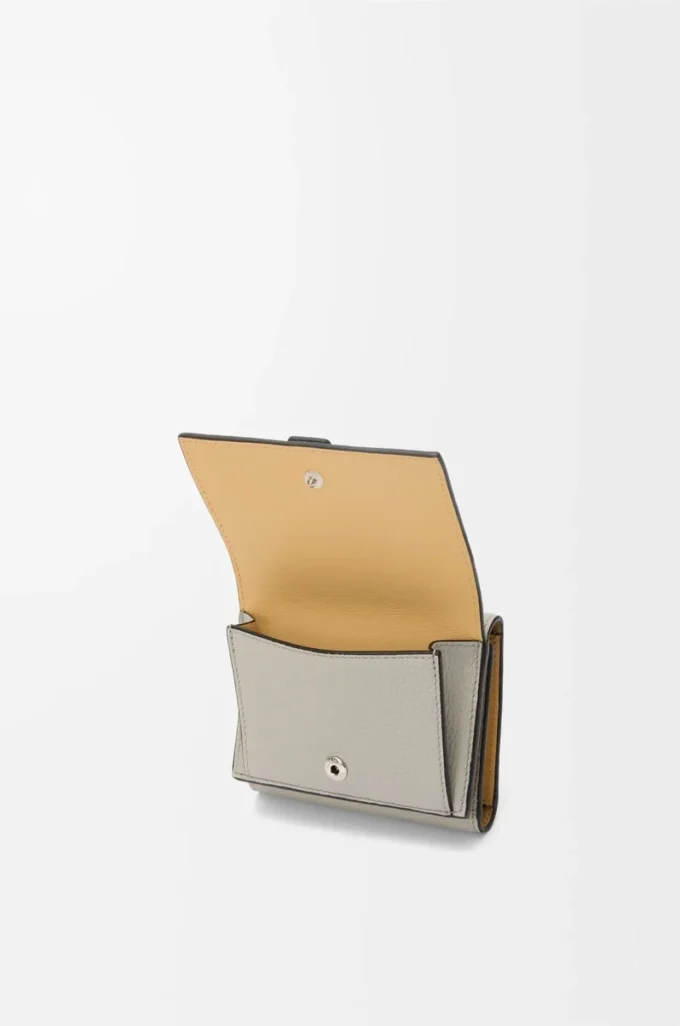 Cartera tríptica en piel de becerro granulada suave Shell Grey/Eucalyptus Cartera tríptica en piel de becerro granulada suave Shell Grey/Eucalyptus