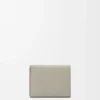Cartera tríptica en piel de becerro granulada suave Shell Grey/Eucalyptus Cartera tríptica en piel de becerro granulada suave Shell Grey/Eucalyptus