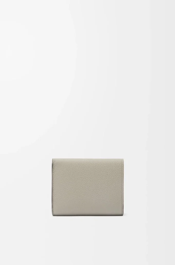 Cartera tríptica en piel de becerro granulada suave Shell Grey/Eucalyptus Cartera tríptica en piel de becerro granulada suave Shell Grey/Eucalyptus