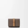 Cartera tríptica en piel de becerro granulada suave Taupe/Gold Cartera tríptica en piel de becerro granulada suave Taupe/Gold