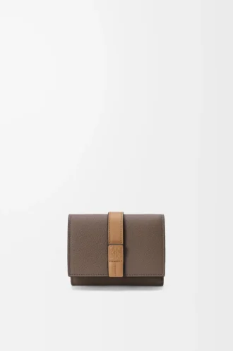 Cartera tríptica en piel de becerro granulada suave Taupe/Gold