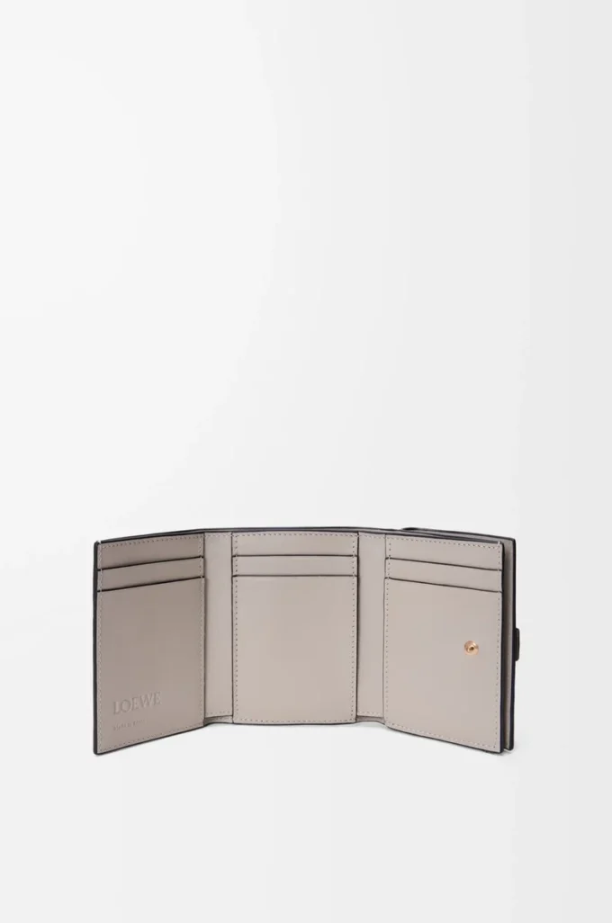 Cartera tríptica en piel de becerro granulada suave Taupe/Gold Cartera tríptica en piel de becerro granulada suave Taupe/Gold