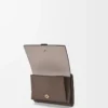 Cartera tríptica en piel de becerro granulada suave Taupe/Gold Cartera tríptica en piel de becerro granulada suave Taupe/Gold