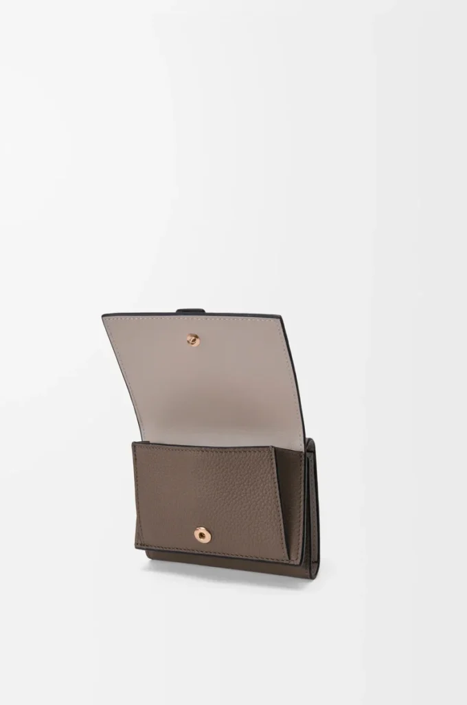 Cartera tríptica en piel de becerro granulada suave Taupe/Gold Cartera tríptica en piel de becerro granulada suave Taupe/Gold