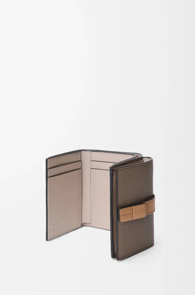 Cartera tríptica en piel de becerro granulada suave Taupe/Gold Cartera tríptica en piel de becerro granulada suave Taupe/Gold