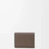 Cartera tríptica en piel de becerro granulada suave Taupe/Gold Cartera tríptica en piel de becerro granulada suave Taupe/Gold