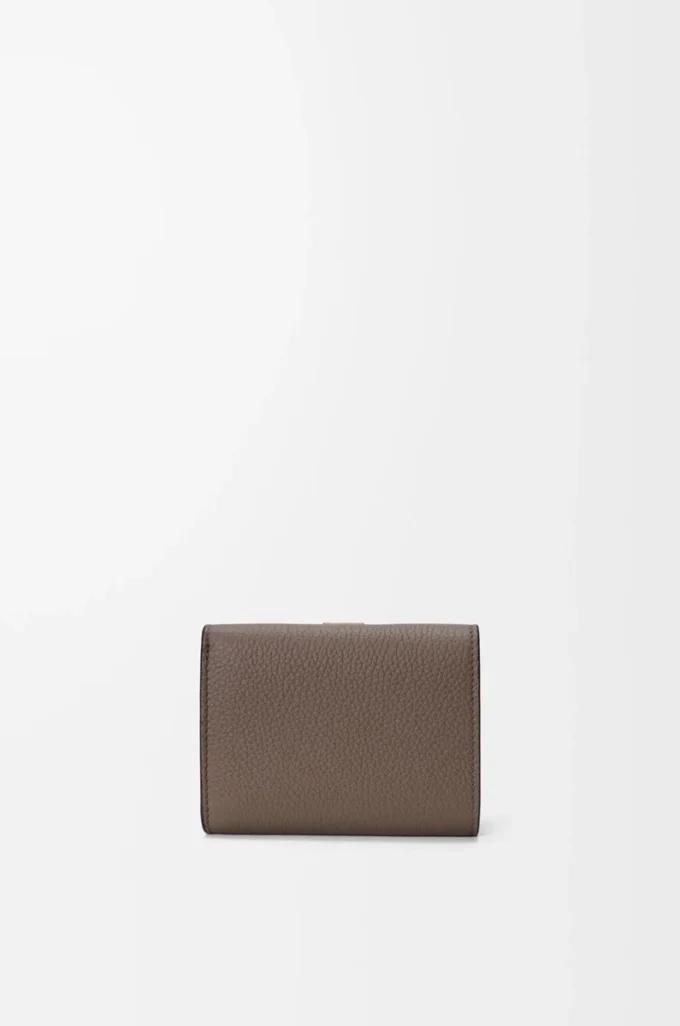 Cartera tríptica en piel de becerro granulada suave Taupe/Gold Cartera tríptica en piel de becerro granulada suave Taupe/Gold