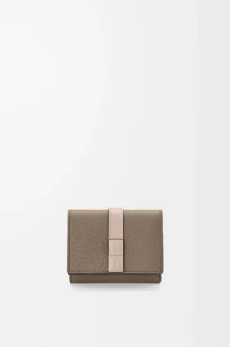 Cartera tríptica en piel de becerro granulada suave Taupe/Talc