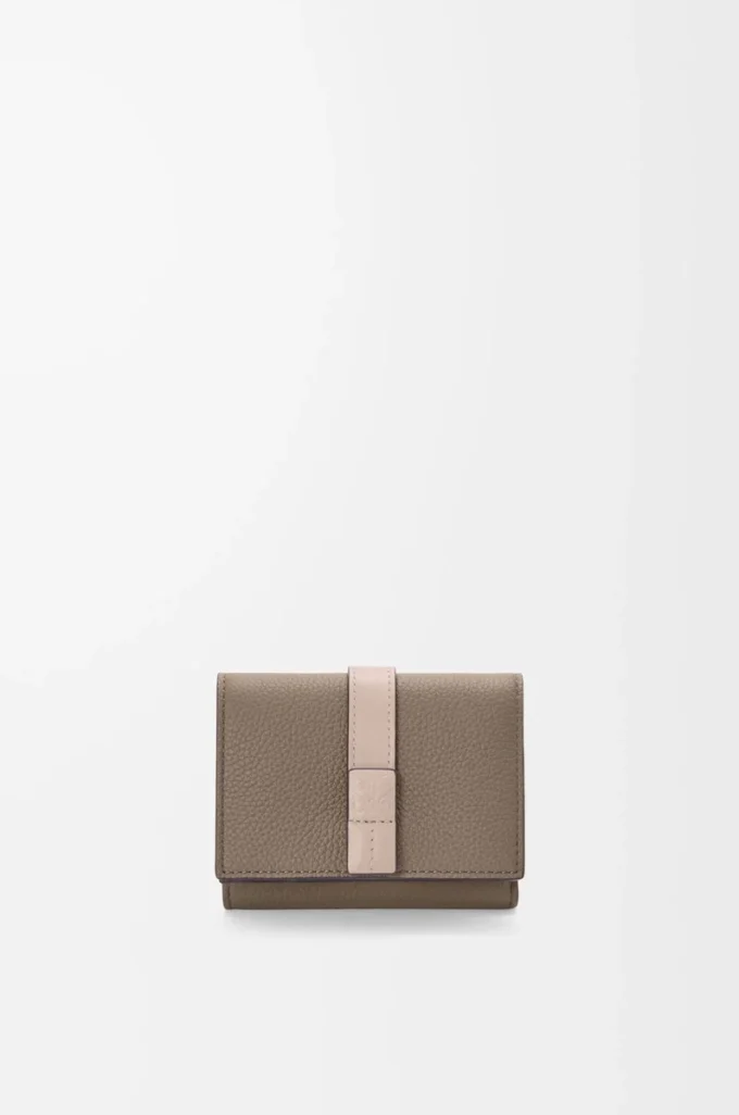 Cartera tríptica en piel de becerro granulada suave Taupe/Talc