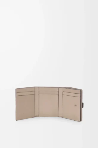 Cartera tríptica en piel de becerro granulada suave Taupe/Talc