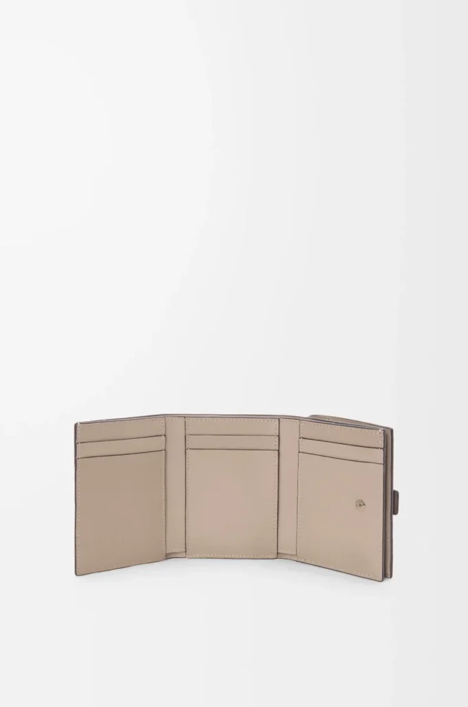 Cartera tríptica en piel de becerro granulada suave Taupe/Talc