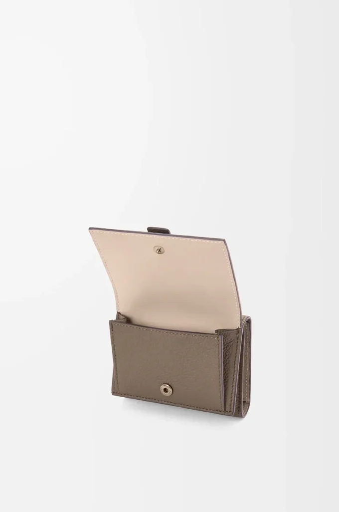 Cartera tríptica en piel de becerro granulada suave Taupe/Talc