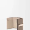 Cartera tríptica en piel de becerro granulada suave Taupe/Talc