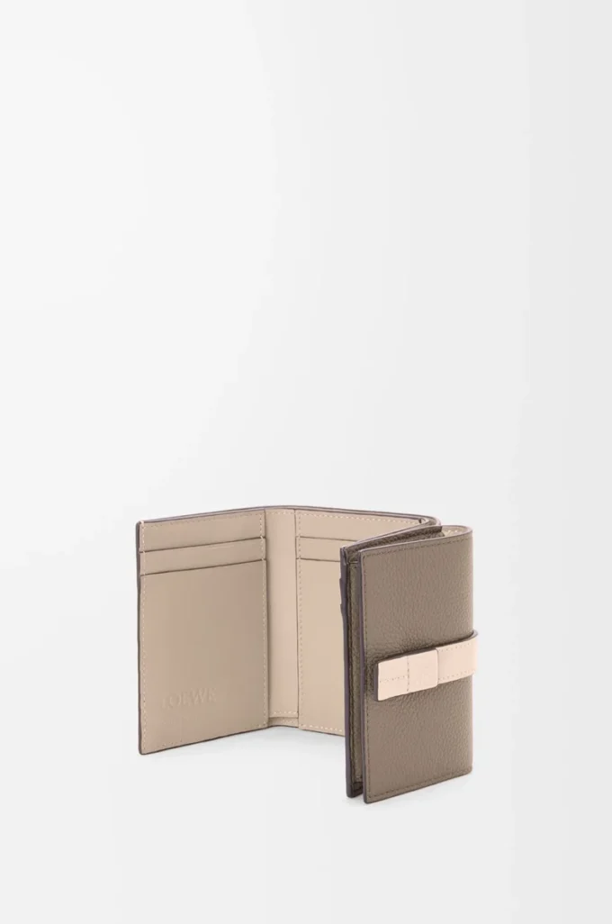 Cartera tríptica en piel de becerro granulada suave Taupe/Talc
