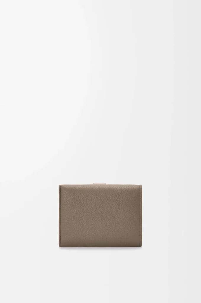 Cartera tríptica en piel de becerro granulada suave Taupe/Talc