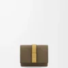 Cartera tríptica en piel de becerro granulada suave verde caqui oscuro/jengibre Cartera tríptica en piel de becerro granulada suave verde caqui oscuro/jengibre