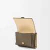 Cartera tríptica en piel de becerro granulada suave verde caqui oscuro/jengibre Cartera tríptica en piel de becerro granulada suave verde caqui oscuro/jengibre