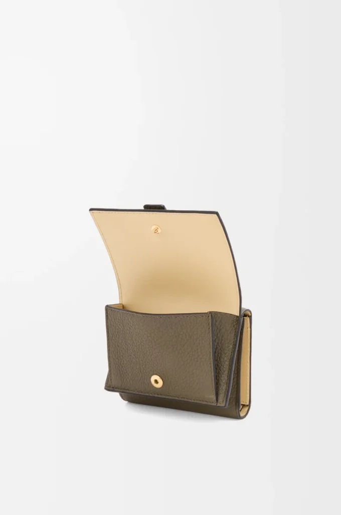 Cartera tríptica en piel de becerro granulada suave verde caqui oscuro/jengibre Cartera tríptica en piel de becerro granulada suave verde caqui oscuro/jengibre