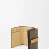 Cartera tríptica en piel de becerro granulada suave verde caqui oscuro/jengibre Cartera tríptica en piel de becerro granulada suave verde caqui oscuro/jengibre