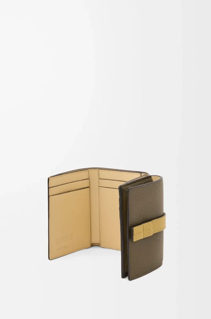 Cartera tríptica en piel de becerro granulada suave verde caqui oscuro/jengibre Cartera tríptica en piel de becerro granulada suave verde caqui oscuro/jengibre