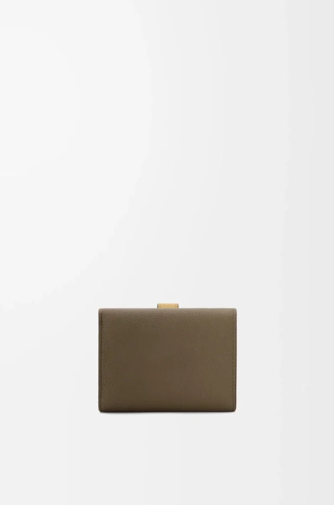 Cartera tríptica en piel de becerro granulada suave verde caqui oscuro/jengibre Cartera tríptica en piel de becerro granulada suave verde caqui oscuro/jengibre