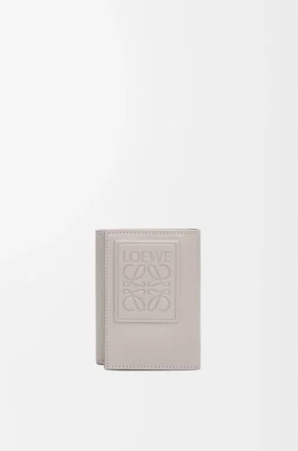 Cartera tríptica en piel de becerro satinada gris concha