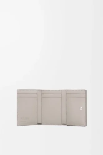 Cartera tríptica en piel de becerro satinada gris concha